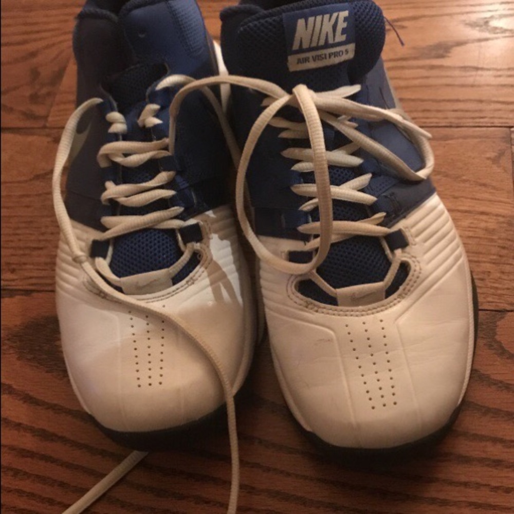 Basketball shoes